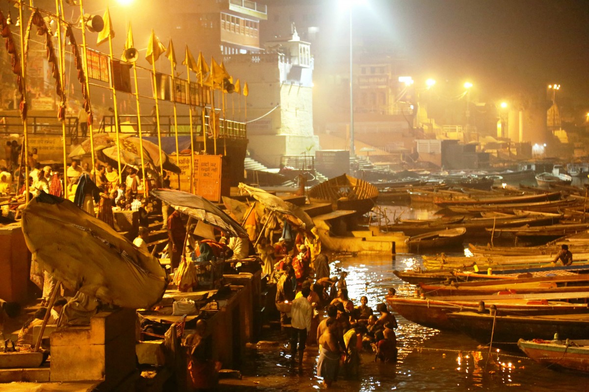 Bathing onVaranasi Ghats to purify themseves from sin.